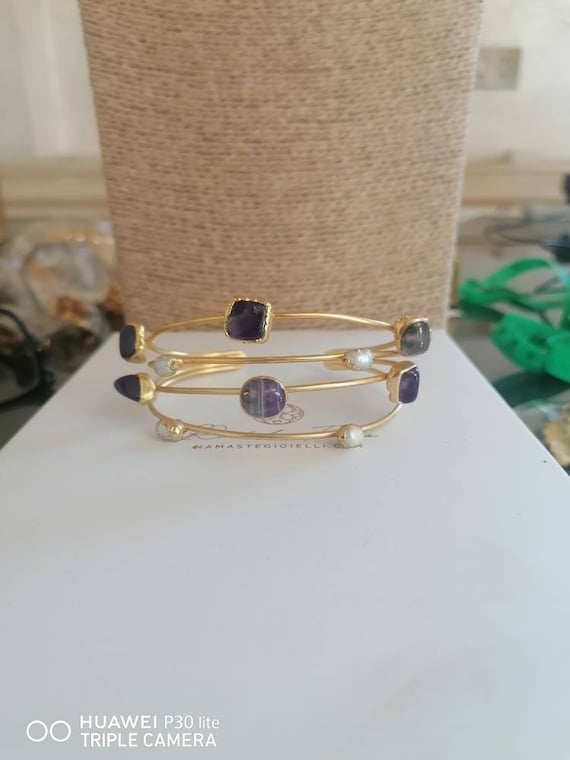 Adjustable bracelet in gold on bronze and finished with pearls and amethysts