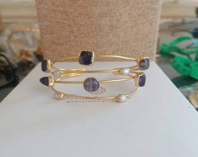 Adjustable bracelet in gold on bronze and finished with pearls and amethysts