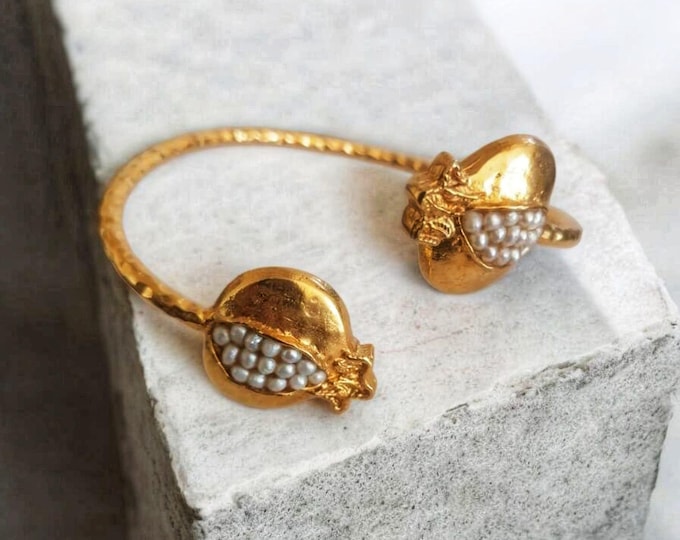 Adjustable gold-on-bronze Pomegranate bracelet, set with natural white pearls