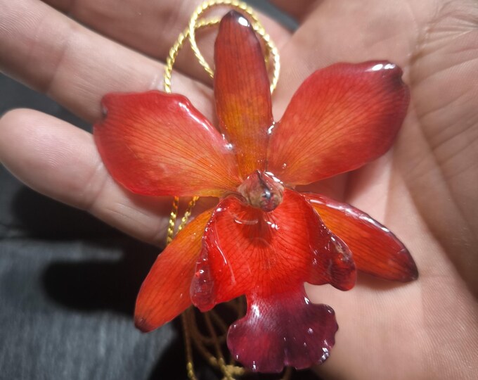 Collana Orchidea Rossa Vera in Resina, Pendente Fiore Naturale, Gioiello Botanico Saliscendi Regolabile, Regalo per Lei, Arte da Indossare