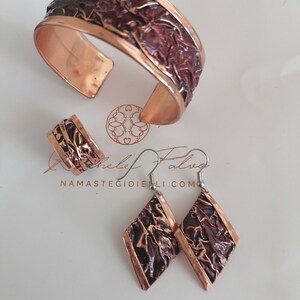 Complete adjustable bracelet, adjustable ring and pair of earrings made on copper with embossing technique, cold enamel color