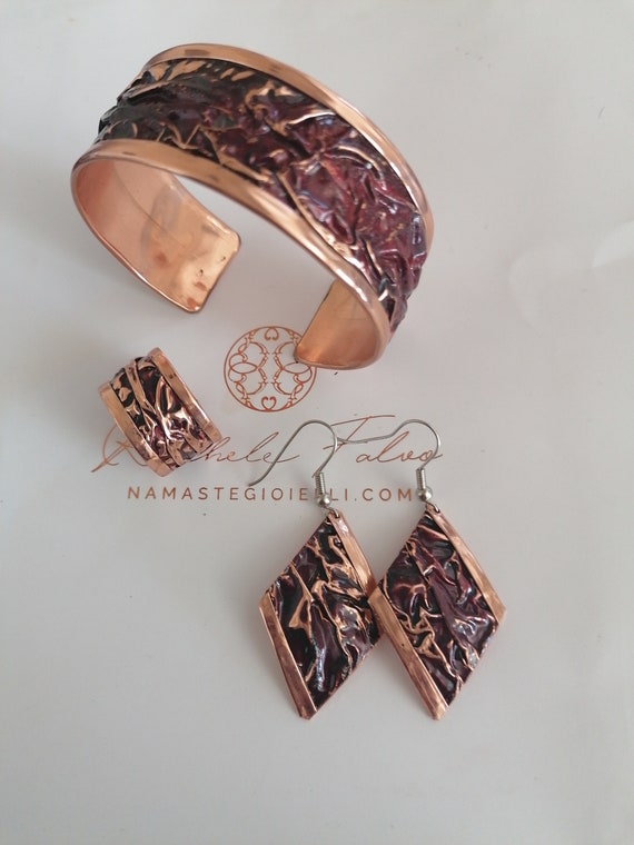 Complete adjustable bracelet, adjustable ring and pair of earrings made on copper with embossed technique, cold enamel color