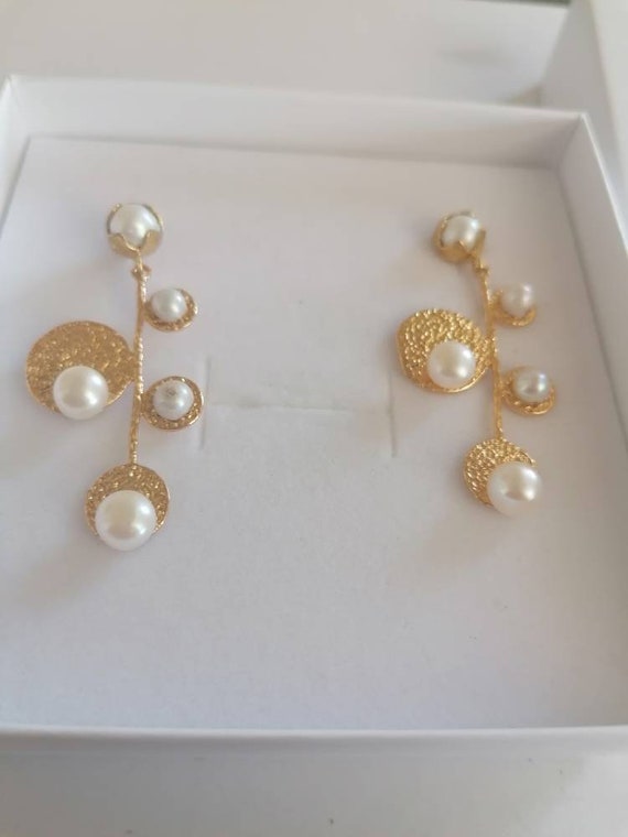 Earrings in galvanized gold and natural pearls