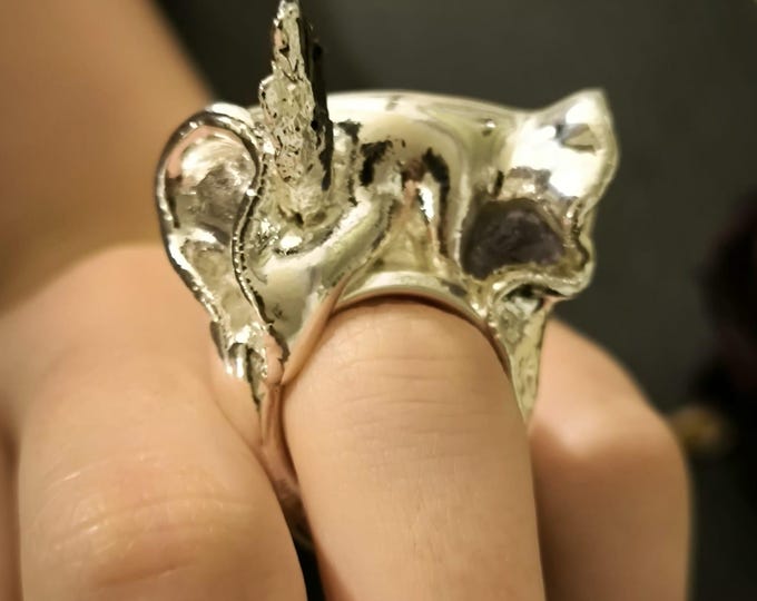 Sculpture ring in pure silver and artistic resin with a black tourmaline