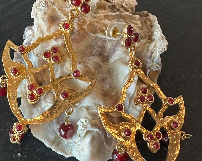 Spectacular Etruscan-style earrings in gold on bronze and finished with natural red pomegranates.