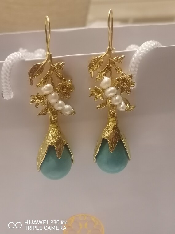 Earrings in gold on bronze and finished with natural turquoises and pearls