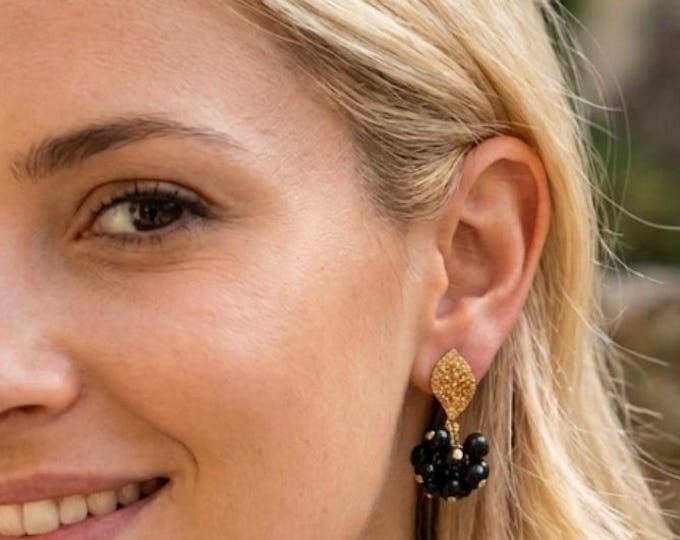 Orecchini in oro opaco Etrusco con cascata di perle naturali o di onici neri
