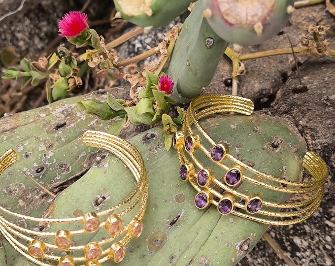 Adjustable gold-plated bronze bracelets with natural rose quartz or amethyst