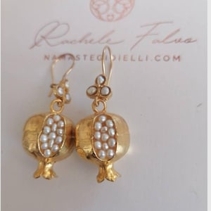 Espectacular par de pendientes de granada en oro etrusco y perlas blancas.