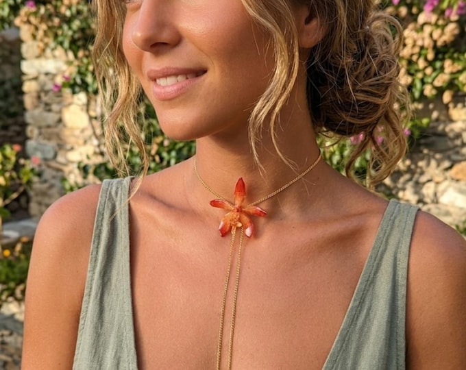 Collana Orchidea Arancione Vera in Resina, Pendente Fiore Naturale Oro, Gioiello Botanico Saliscendi Regolabile, Regalo Natura Unico per Lei