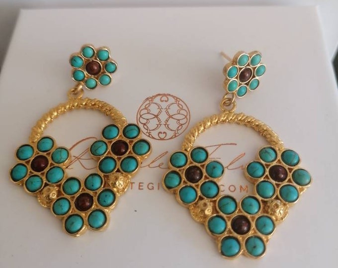 Pair of earrings in matt gold on bronze and finished with turquoise and natural carnelians