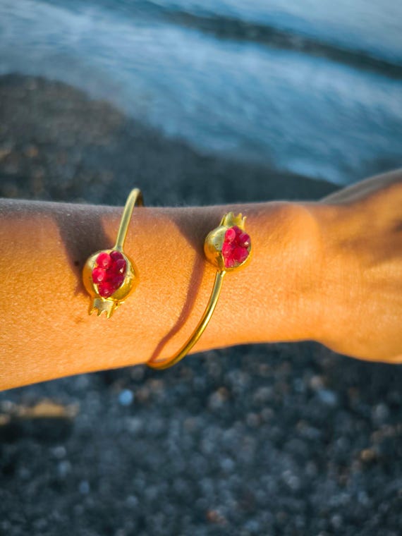 Very elegant adjustable bracelet Pomegranates in gold on bronze and faceted pomegranates