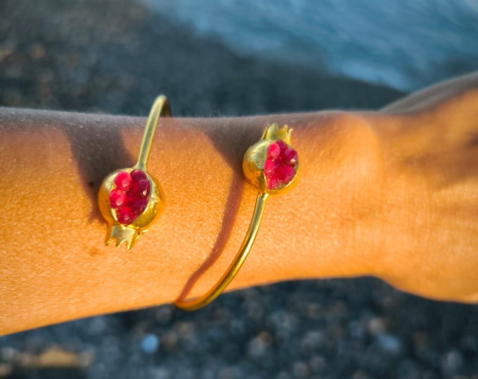 Very elegant adjustable bracelet Pomegranates in gold on bronze and faceted pomegranates