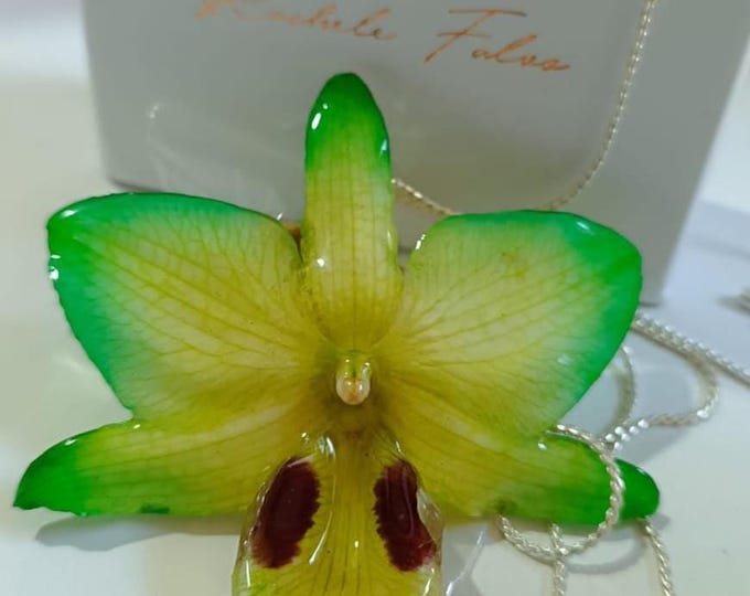 Collana Orchidea Vera, Ciondolo Fiore Giallo Verde in Resina, Gioielli Botanici Artigianali, Regalo Donna Elegante, Catena Regolabile