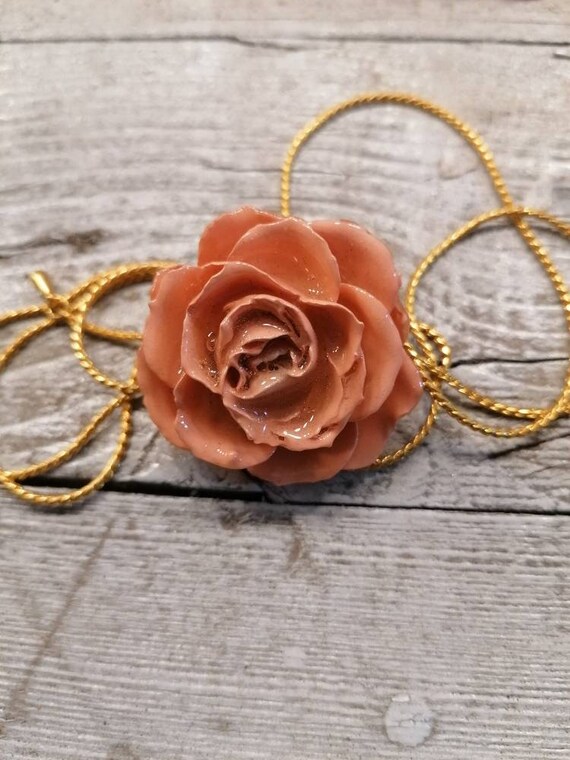 Adjustable latch in silver or 24k gold galvanized, with natural rose incorporated in resin