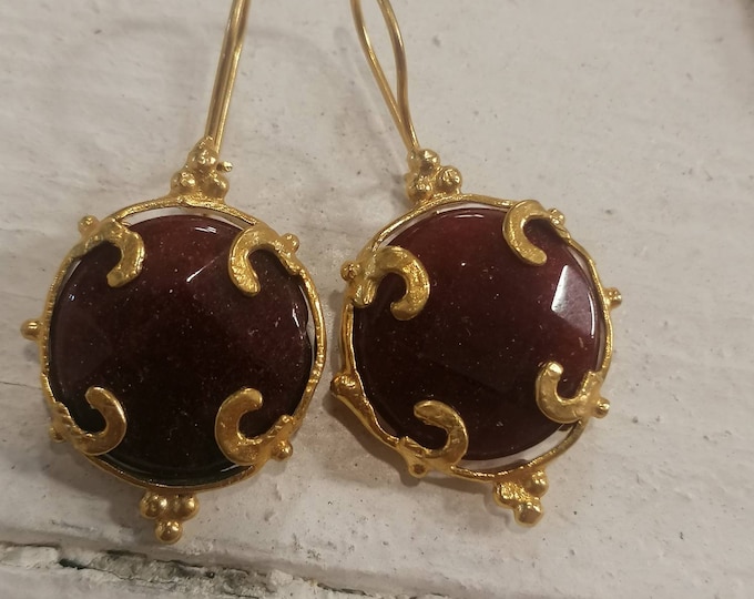 Earrings in matt gold on bronze and faceted natural Agate