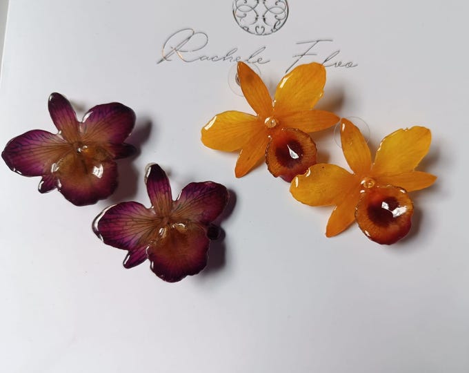 Orecchini Orchidea al Lobo, Fiori Veri in Resina, Gioielli Botanici Leggeri, Viola o Giallo, Regalo Donna Stile Elegante