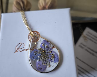 Anhänger mit echten, in Harz eingebetteten Blumen und nickelfreier, vergoldeter Kette.