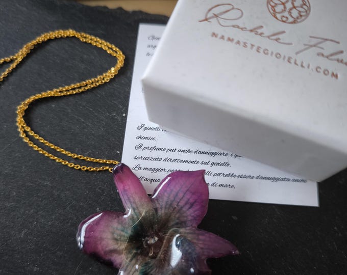 Orchid nobilis necklace Viola with blue reflections embedded in resin complete with gold chain on nickel free bronze.