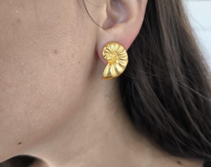 Small shell earrings in gold plating over bronze. Inspired by the sea.
