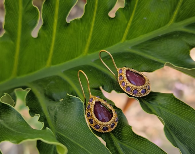 small Byzantine earrings in gold on bronze and finished with faceted red agates and amethysts.