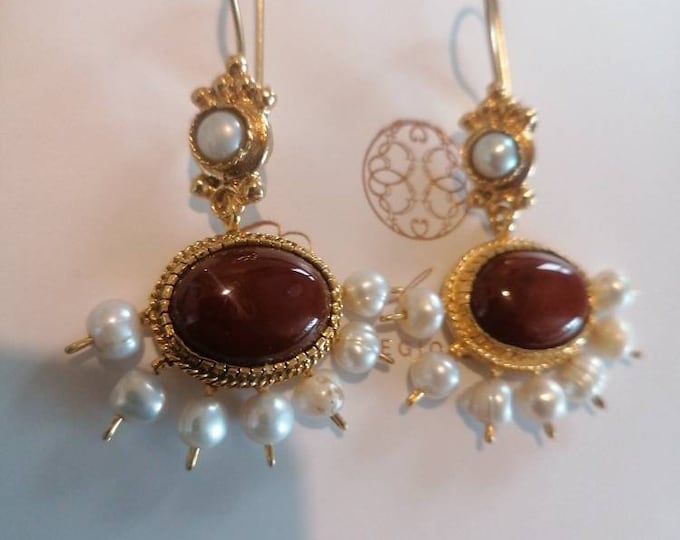 Earrings in matt gold on bronze and finished with natural pearls and carnelians of the highest quality.