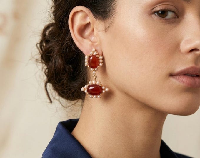 Dangling stud earrings in galvanized gold crafted with natural carnelian and pearls - antique style jewelry - handmade -