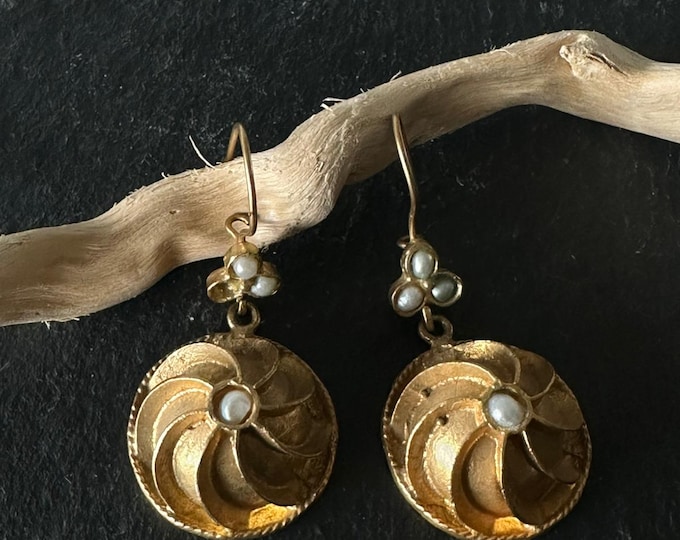 Elegant antique-style earrings made of gold plating on bronze and natural pearls.