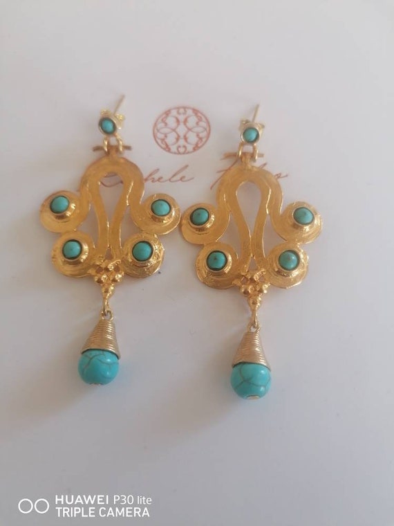 Spectacular pair of earrings in Etruscan gold on bronze and finished with natural turquoises