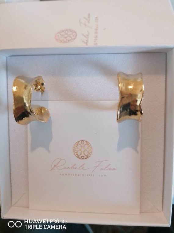 Pair of earrings in matte gold on bronze irregular circle