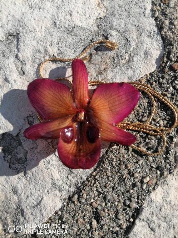 Spectacular violet-yellow hybrid orchid incorporated in resin with adjustable galvanized gold latch