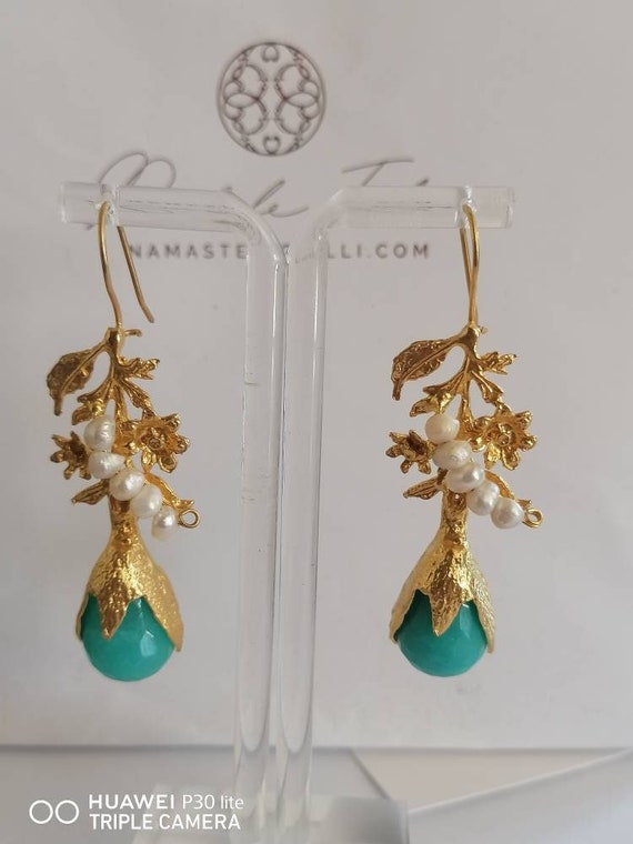 Spectacular pair of earrings in matt gold on bronze and finished with natural pearls and natural faceted blue chrysocolla