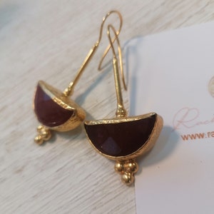 Matte gold earrings on bronze and finished with faceted red jaspers