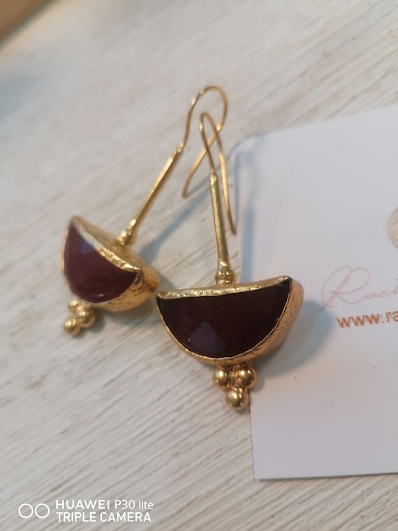 Earrings in matte gold over bronze and finished with faceted red jaspers