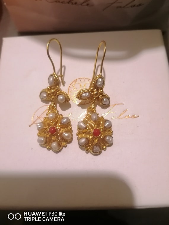 Earrings in matte gold on bronze and finished with pearls and corals