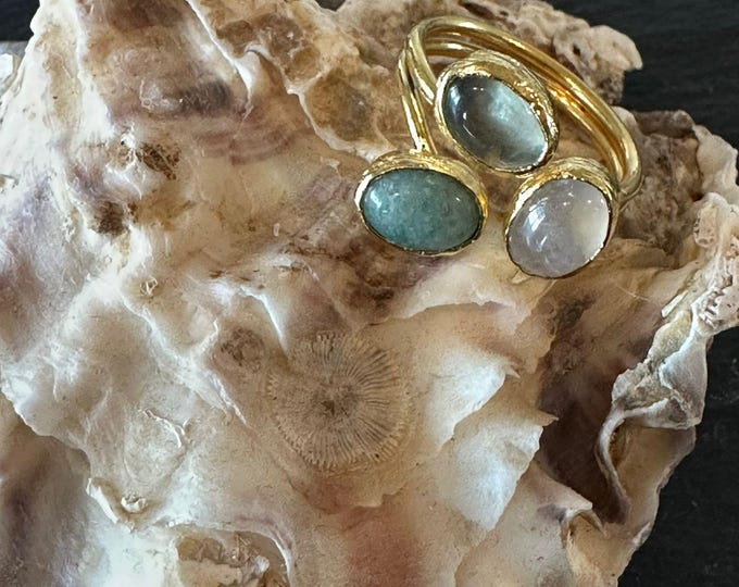Adjustable gold rings with pearls and natural stones