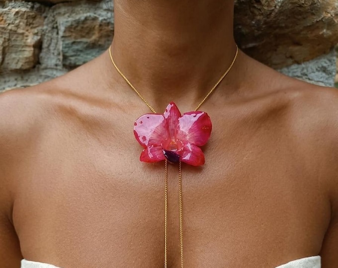 Collana orchidea vera rossa, Ciondolo fiore vero dendrobium resina, Collana saliscendi regolabile oro e bronzo, Gioielli botanici regalo
