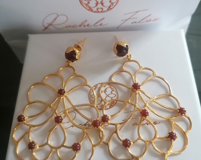 Earrings in matte gold on bronze and finished with natural carnelians