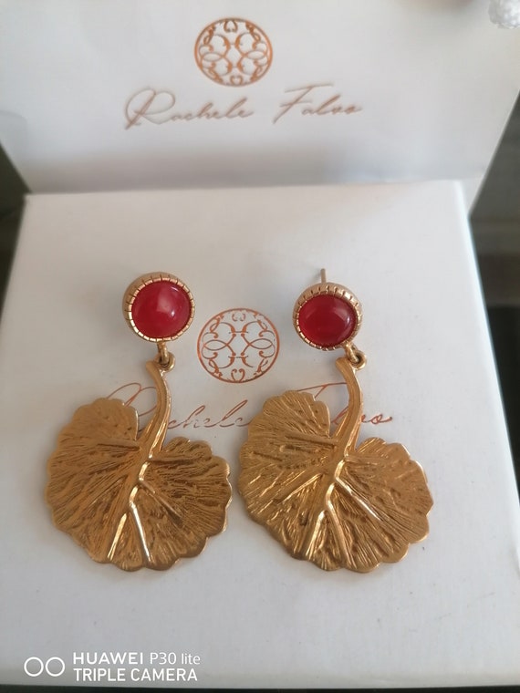 Pair of leaf earrings in matt gold on bronze and finished with natural carnelians