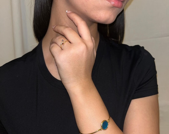 Thin adjustable bracelet in matte gold plating and blue cat's eye