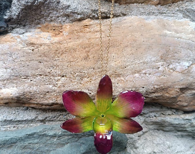 Collana Orchidea Dendrobium Verde Smeraldo in Resina, Gioiello Artigianale Made in Italy, Regalo Raro e Raffinato