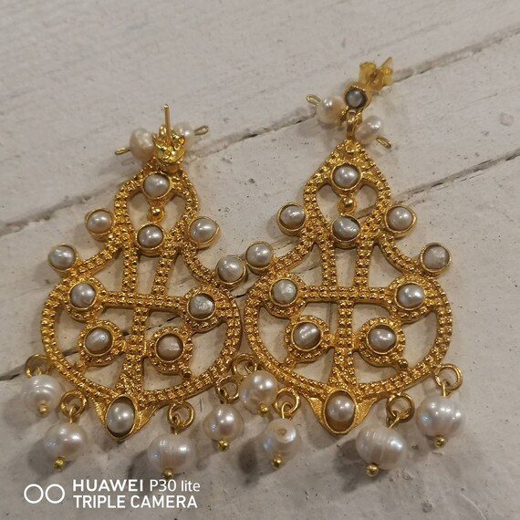 Pair of earrings in galvanized gold on bronze and natural pearls