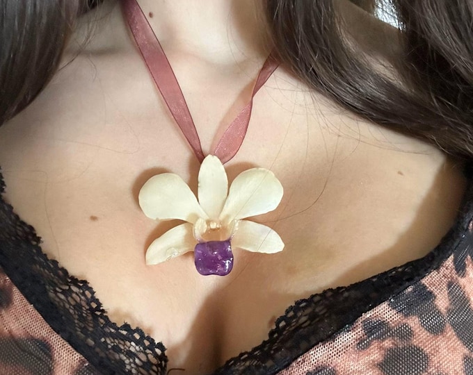 Collana con Orchidea Bianca, Pendente Fiore Vero in Resina, Girocollo Organza e Legno, Collana Saliscendi Naturale, Regalo Botanico per Lei