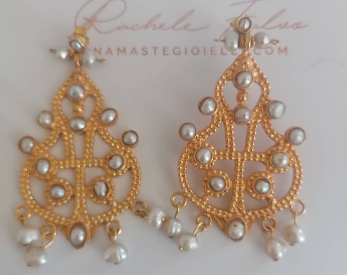 Matte gold and natural pearl earrings