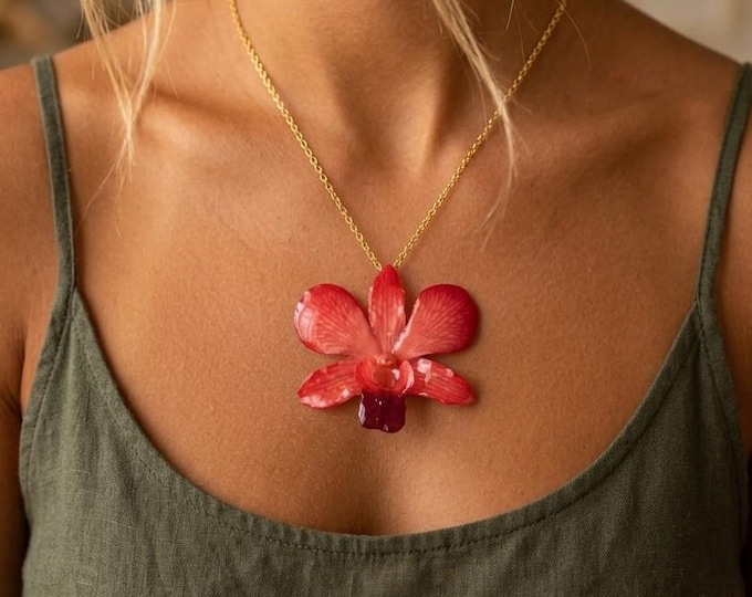 Collana Orchidea Dendrobium in Resina, Gioiello Botanico con Catena Oro Galvanizzato, Pendente Fiore Vero, Regalo Elegante e Raffinato