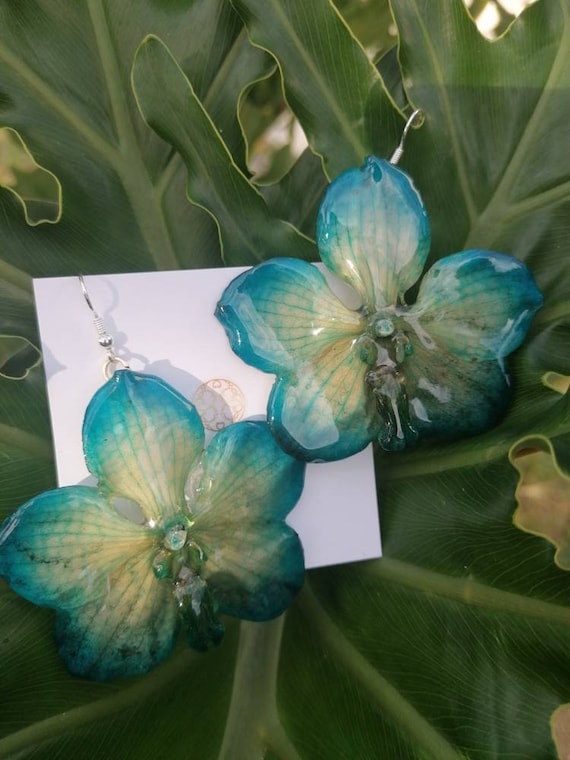 Vanda orchids incorporated in natural colored resin, silver hook