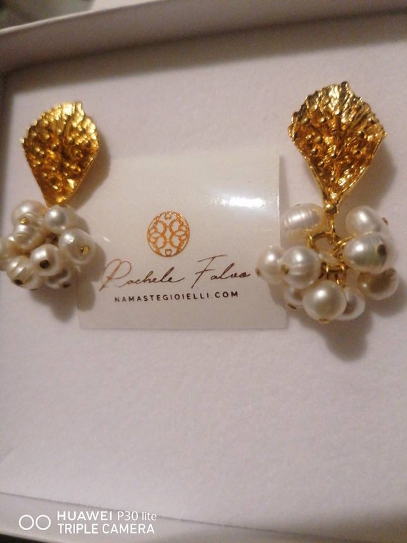 Pair of earrings in matt gold on bronze and natural pearls