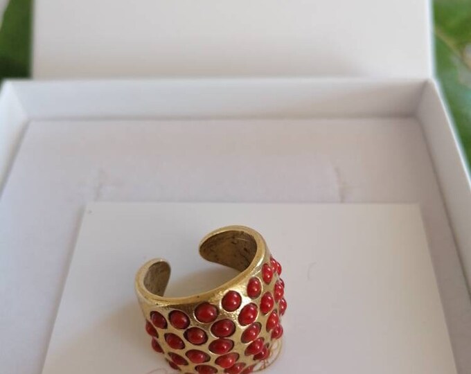 Spectacular Rings in Etruscan gold on bronze, adjustable, mounts red corals or natural pearls.