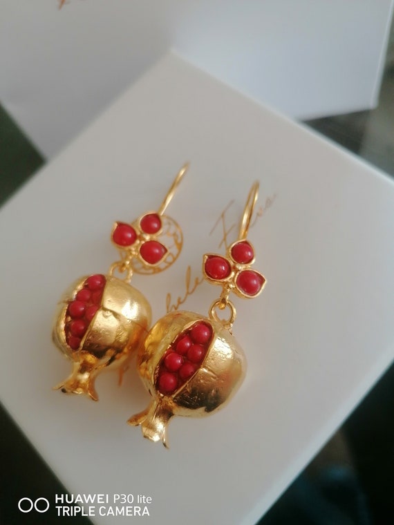 Pomegranate earrings in matte gold on bronze and finished with natural red corals