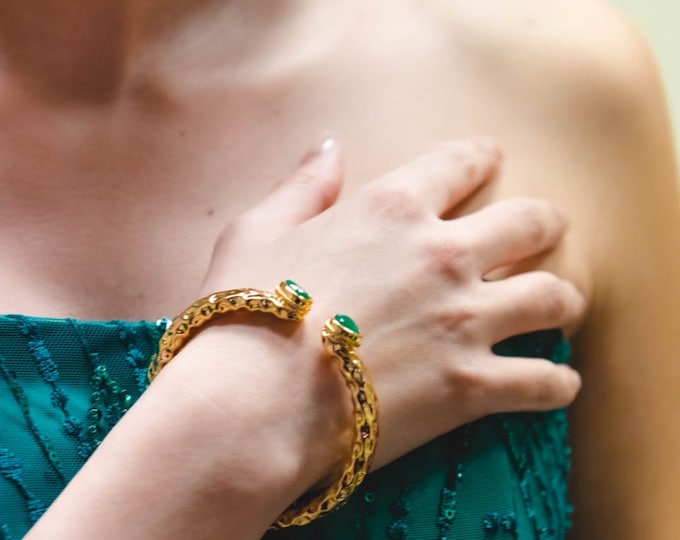Etruscan gold bracelet with natural faceted green jade, Elegant Italian jewelry of ancient inspiration